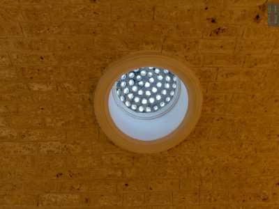 ...illuminata da un lucernario con cupoletta forata